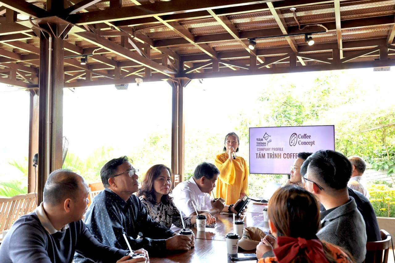 Đoàn công tác nghe giới thiệu lịch sử hoạt động của Công ty TNHH XNK Cà phê Tám Trình tại Điểm du lịch trải nghiệm cà phê Tám Trình
