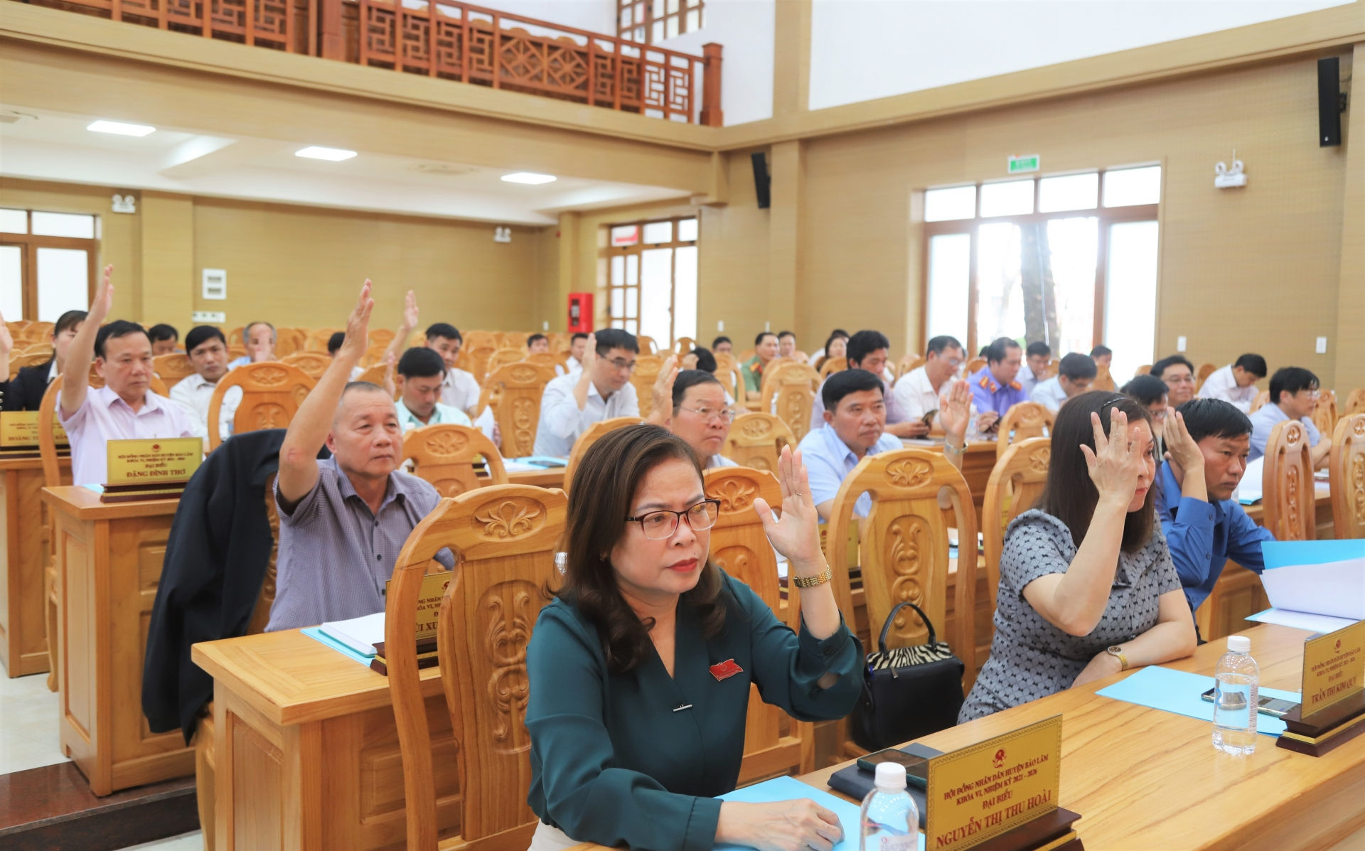 Các đại biểu HĐND TP Bảo Lộc biểu quyết thông qua các tờ trình, dự thảo nghị quyết tại Kỳ họp