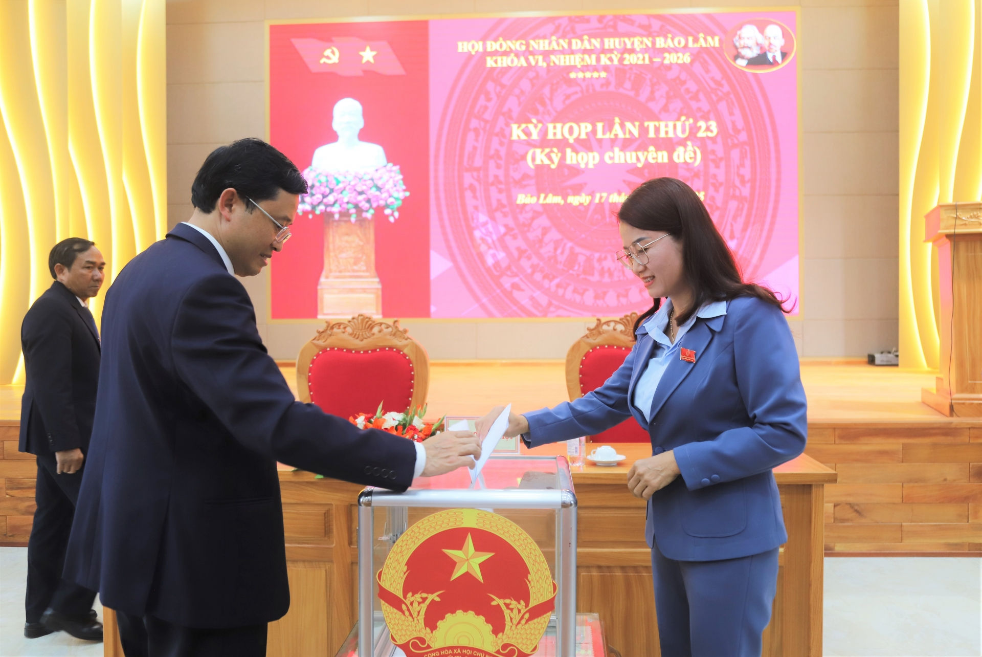 Các đại biểu HĐND TP Bảo Lộc bỏ phiếu bầu chức danh Phó Chủ tịch UBND TP Bảo Lộc đối với ông Nguyễn Việt Nam và bà Võ Thị Thu Nga