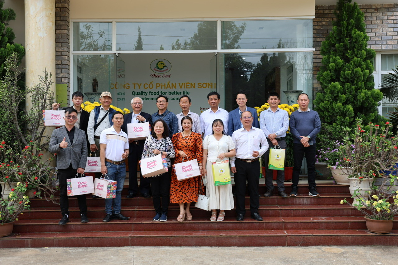Đoàn công tác chụp ảnh lưu niệm tại Trụ sở Công ty CP Viên Sơn