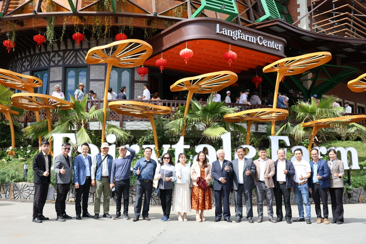 Đoàn công tác chụp ảnh lưu niệm tại Langfarm Center