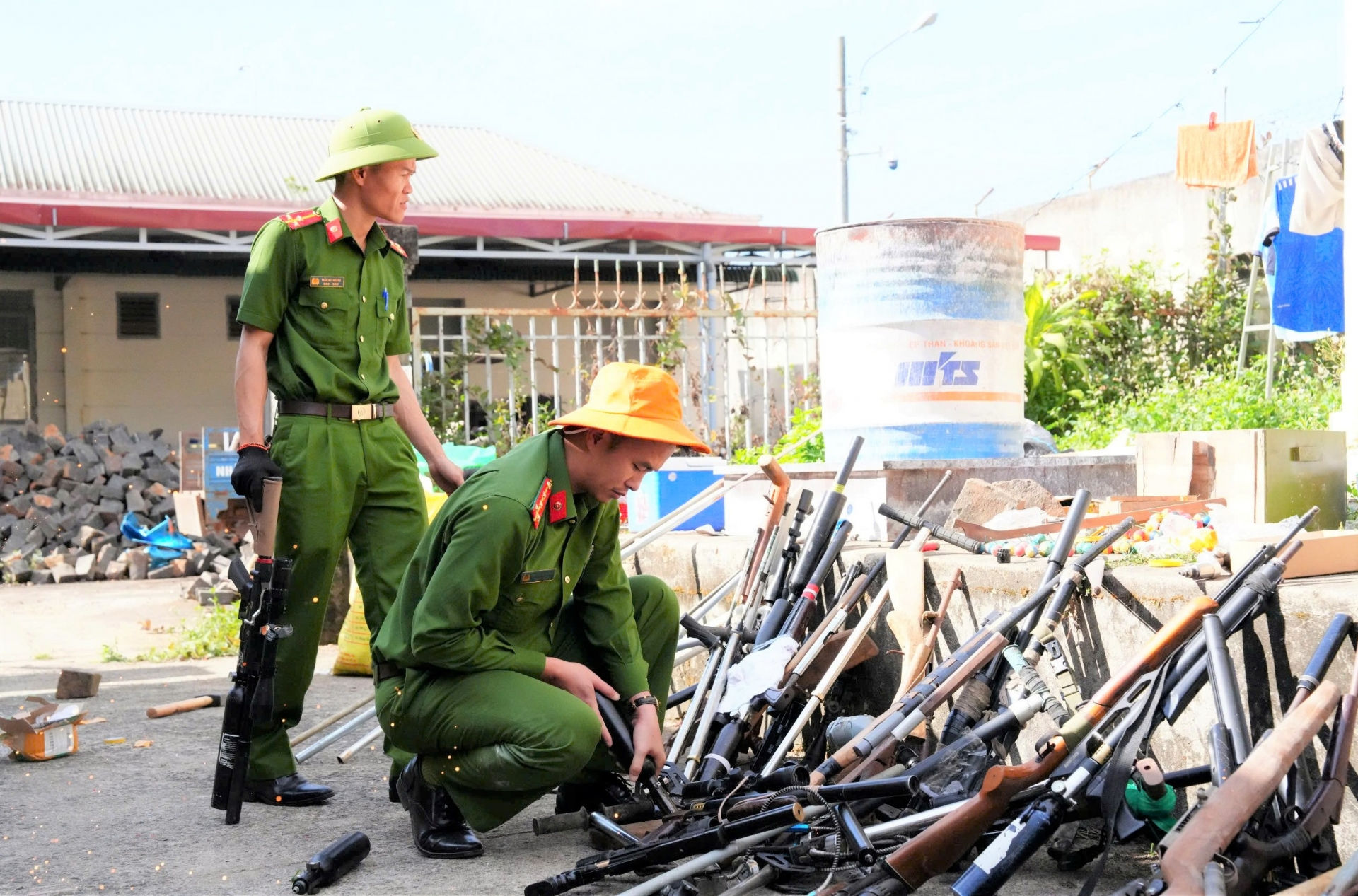 Trong số lượng lớn vũ khí, vật liệu nổ, công cụ hỗ trợ được Công an huyện Bảo Lâm tiêu hủy có tới 58 khẩu súng các loại