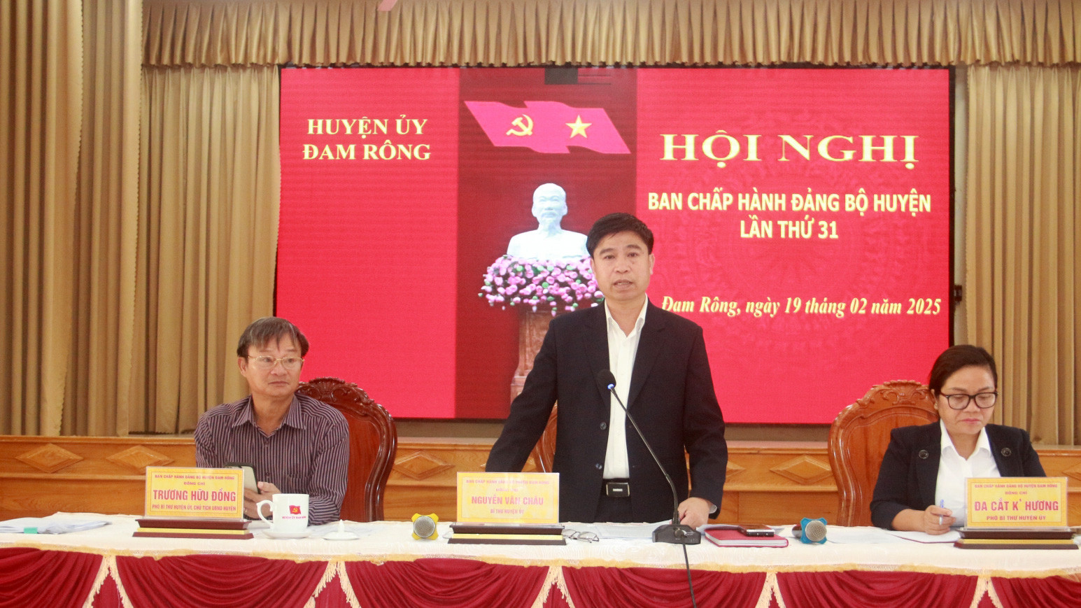 Đồng chí Nguyễn Văn Châu - Bí thư Huyện ủy cùng các đồng chí Phó Bí thư Huyện ủy chủ trì Hội nghị