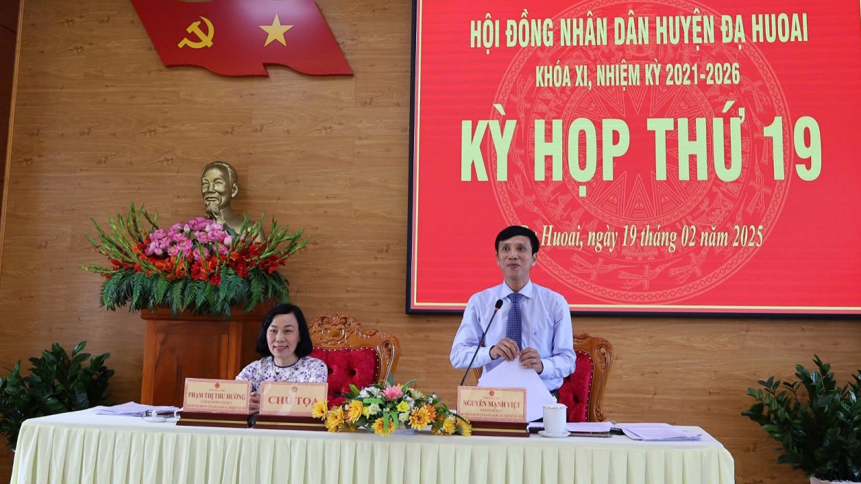 Các đồng chí chủ trì kỳ họp