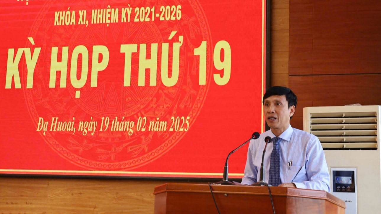 Đồng chí Nguyễn Mạnh Việt - Phó Bí thư Huyện ủy, Chủ tịch HĐND huyện Đạ Huoai phát biểu tại kỳ họp