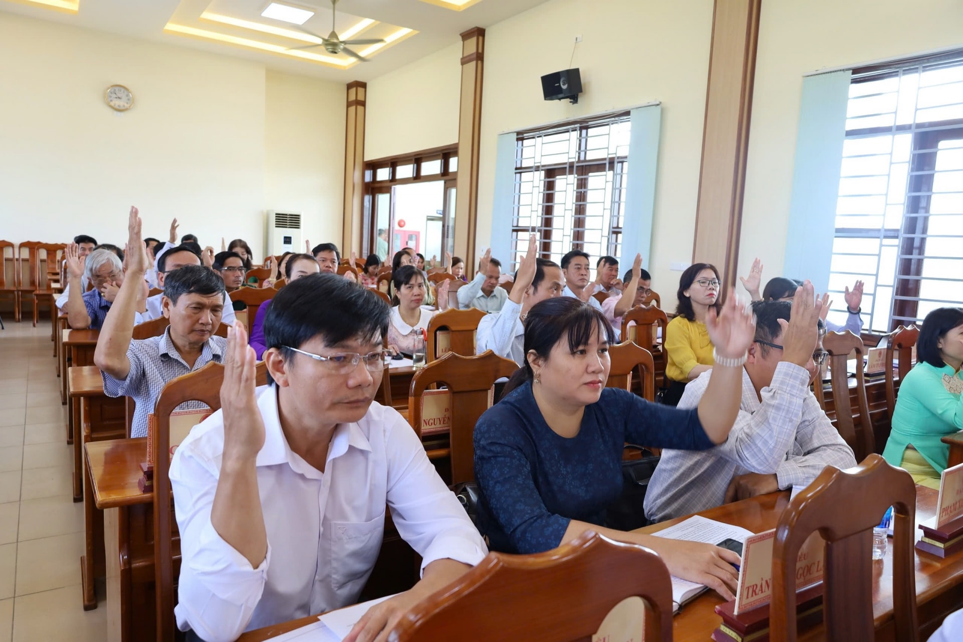 Các đại biểu biểu quyết thông qua nghị quyết tại Kỳ họp