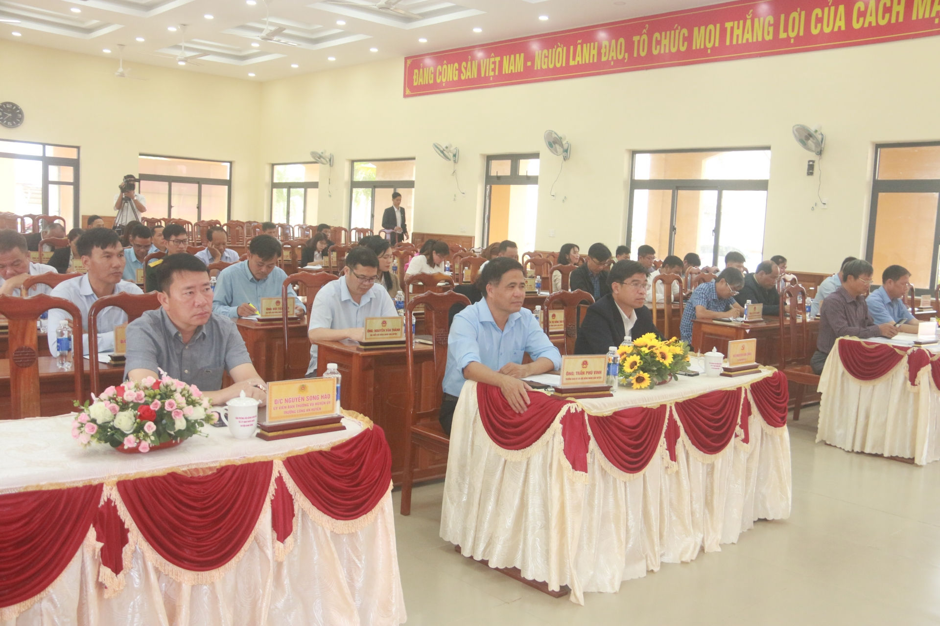 Đồng chí Bí thư Huyện ủy Nguyễn Văn Châu (áo đen ở giữa) cùng các đại biểu tham dự kỳ họp