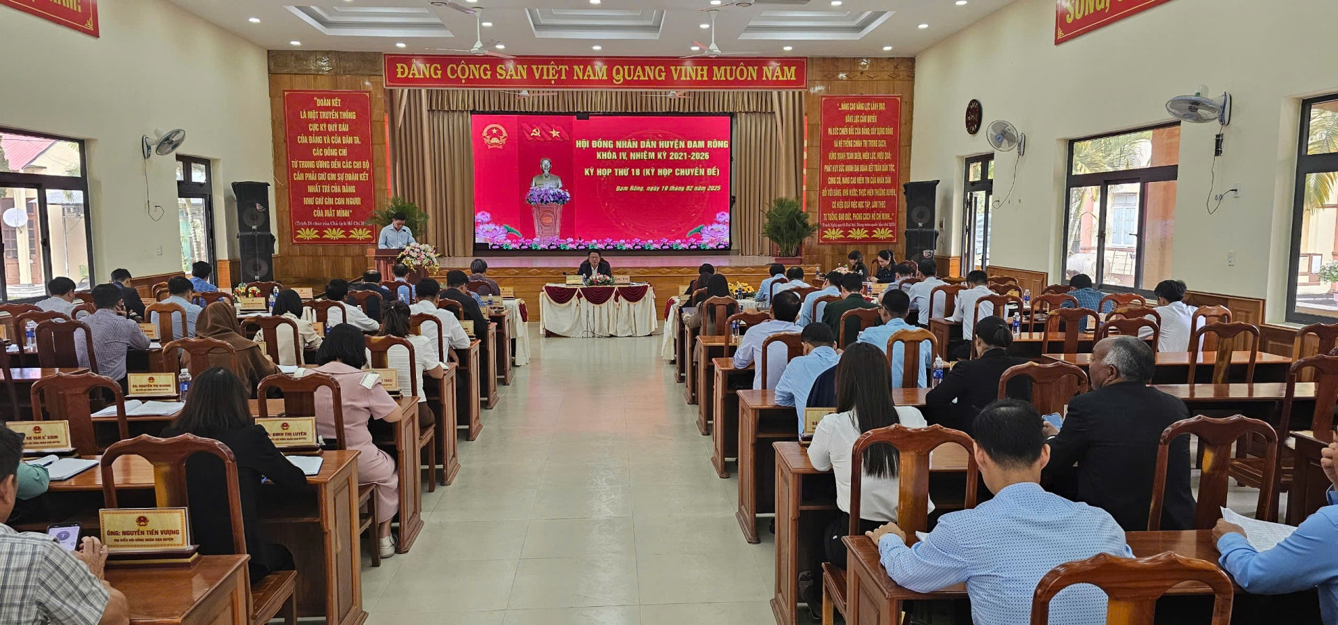 Quang cảnh kỳ họp