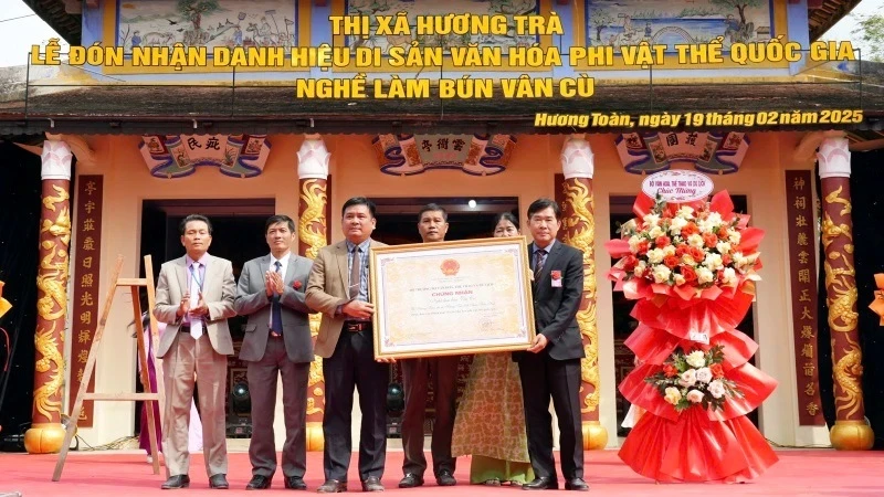 Đón nhận Di sản văn hóa phi vật thể quốc gia: “Nghề thủ công truyền thống - Nghề làm bún Vân Cù”.