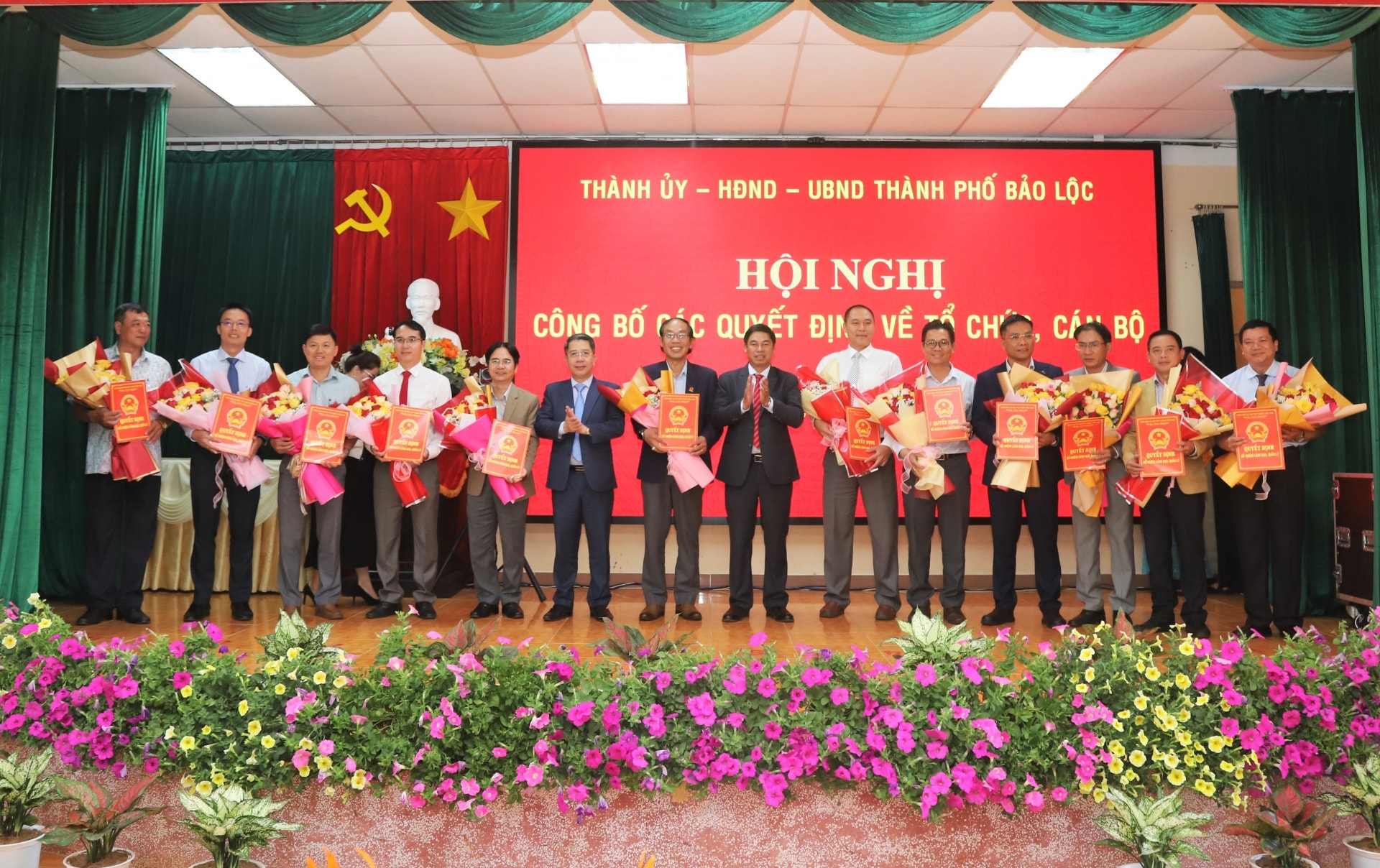 Lãnh đạo TP Bảo Lộc trao các quyết định về công tác cán bộ tại các phòng chuyên môn vừa sắp xếp, hợp nhất