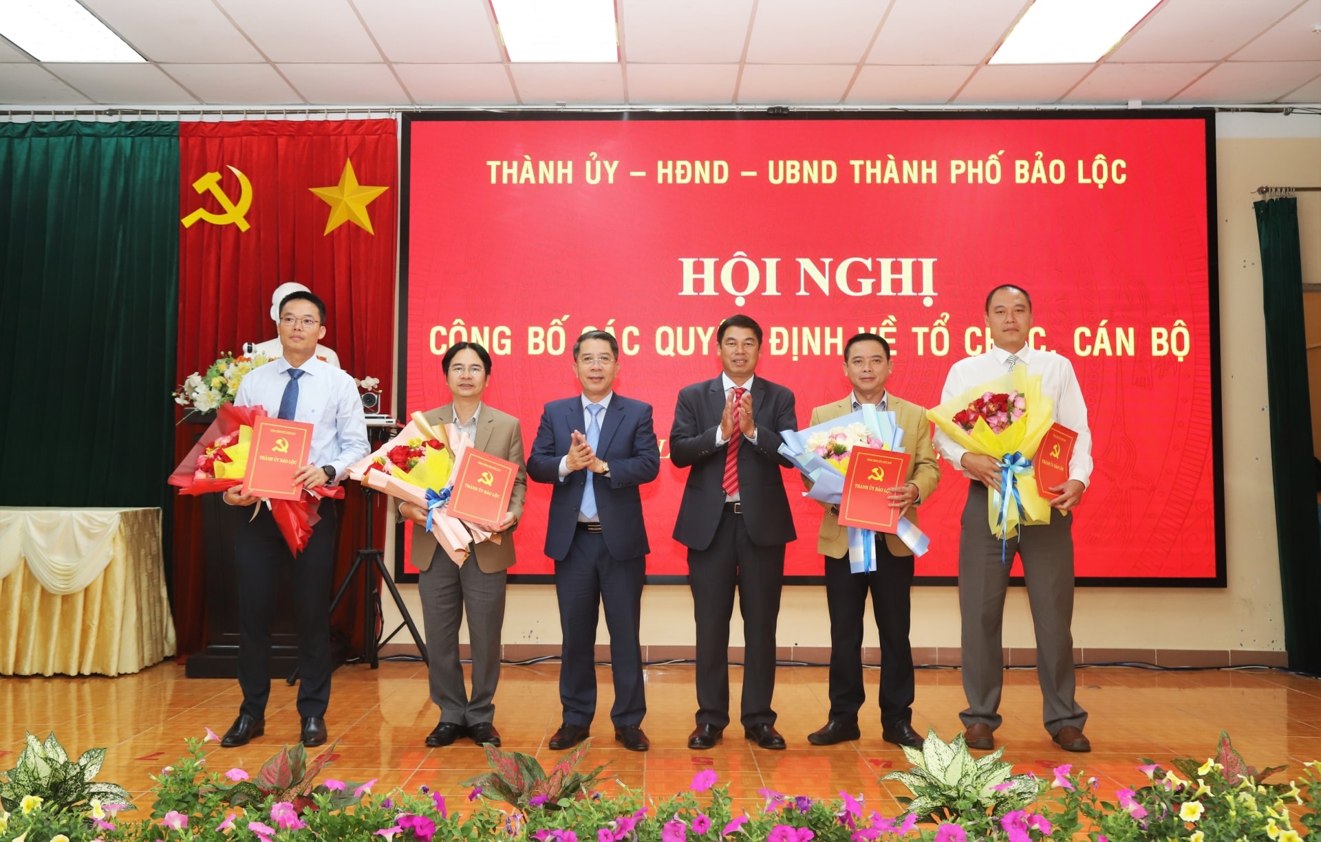 Lãnh đạo TP Bảo Lộc trao các quyết định thành lập các chi bộ cơ sở mới trực thuộc thành ủy