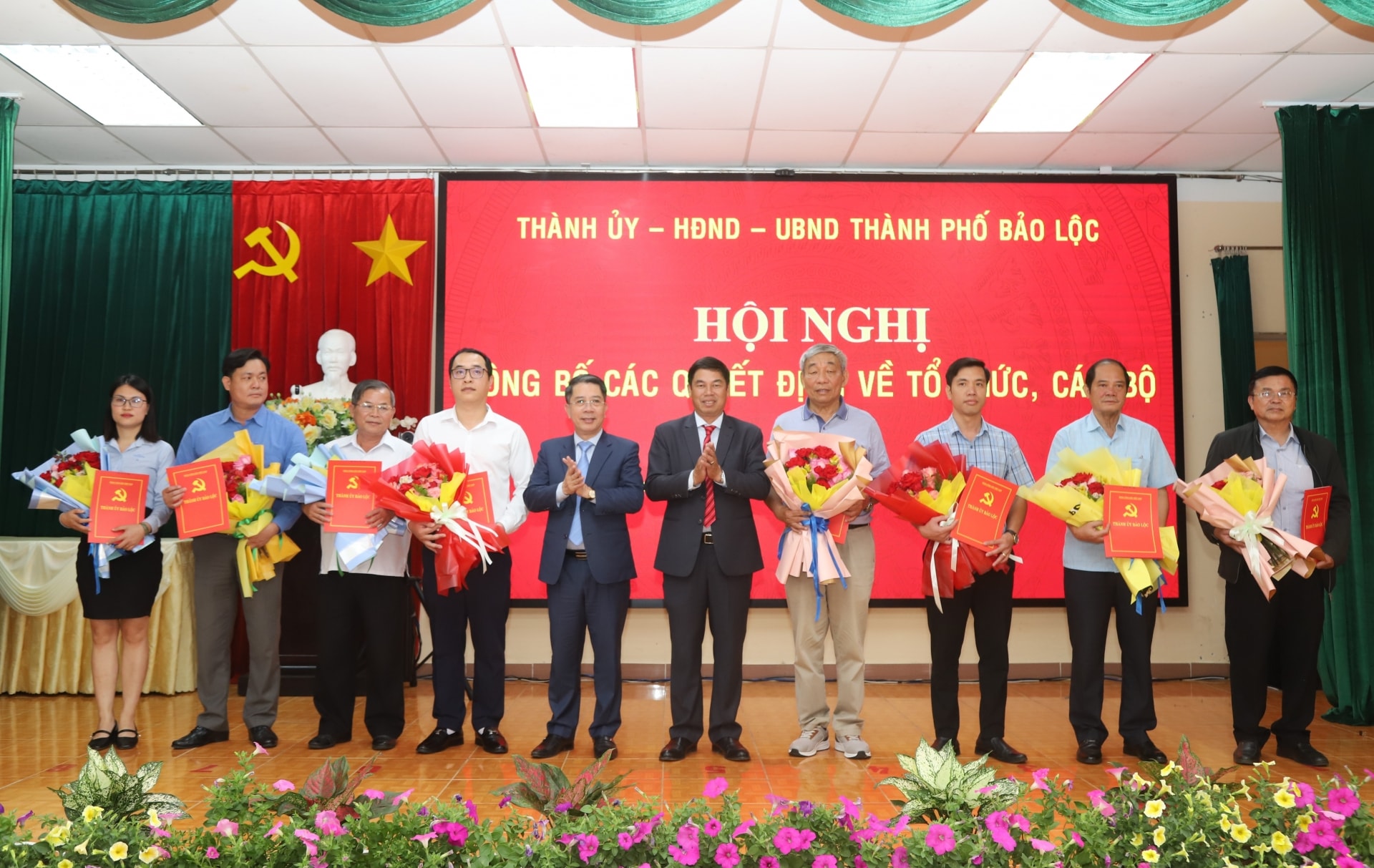 Lãnh đạo TP Bảo Lộc trao quyết định tiếp nhận các tổ chức Đảng từ Đảng ủy Khối Doanh nghiệp về trực thuộc Thành ủy