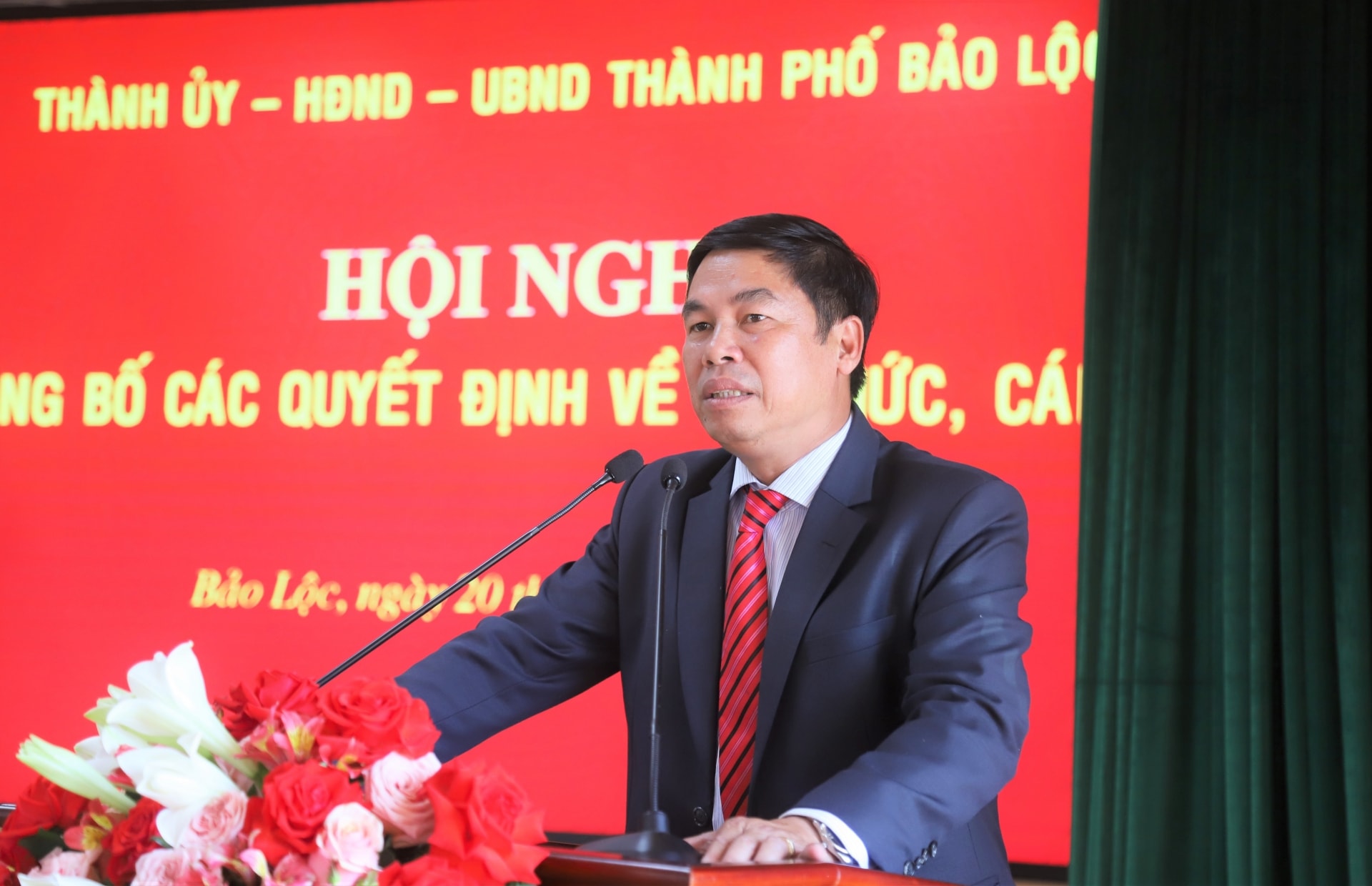 Đồng chí Nghiêm Xuân Đức - Phó Bí thư Thường trực Thành ủy, Chủ tịch HĐND TP Bảo Lộc phát biểu tại Hội nghị