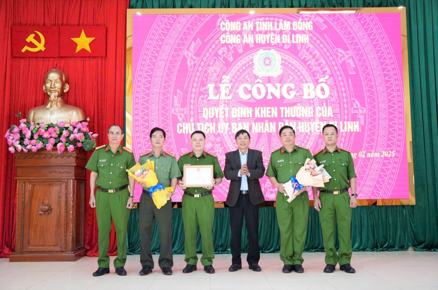 Tập thể Ban Chuyên án Công an huyện Di Linh góp công phá nhanh vụ án cướp tiệm vàng, nhận khen thưởng đột xuất của Chủ tịch UBND huyện