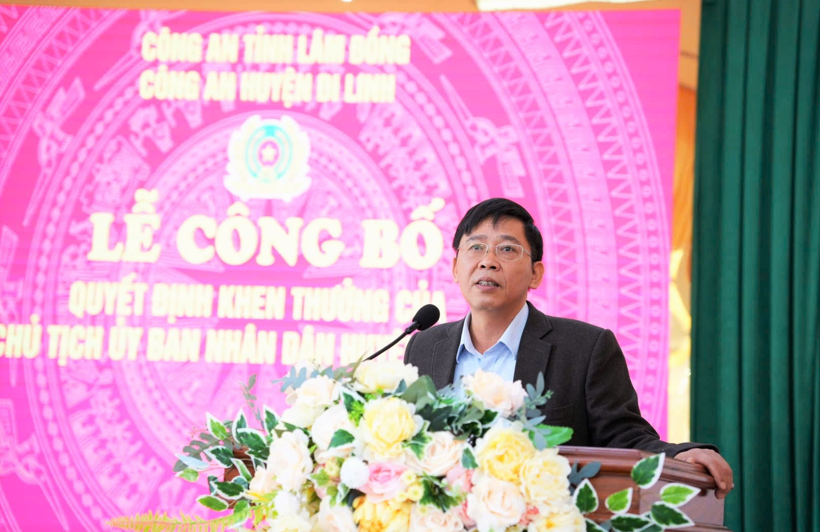 Đồng chí Trần Nhật Thi - Phó Chủ tịch UBND huyện Di Linh phát biểu chúc mừng Ban Chuyên án