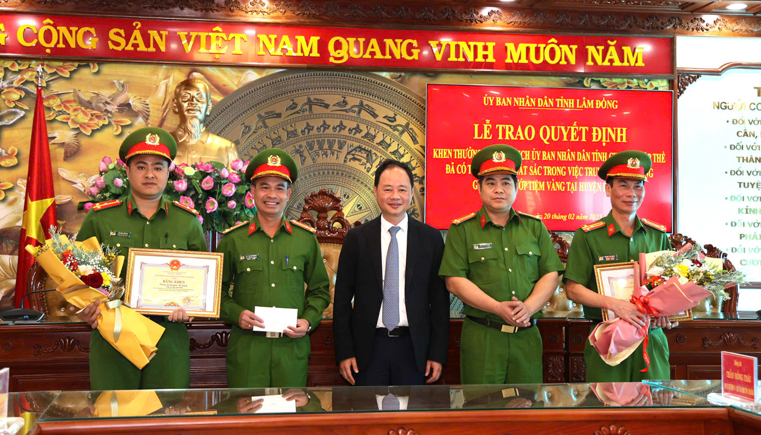Chủ tịch UBND tỉnh Lâm Đồng Trần Hồng Thái khen thưởng tập thể Phòng Cảnh sát Hình sự, Công an tỉnh và Công an huyện Di Linh vì đã có thành tích xuất sắc đột xuất trong việc truy bắt đối tượng gây ra vụ cướp tại tiệm vàng ở Di Linh