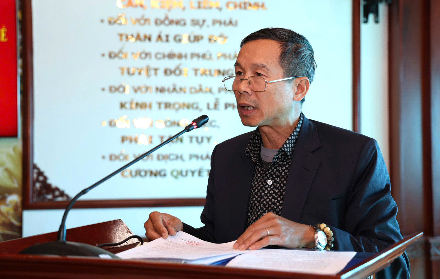 Phó Giám đốc Sở Nội vụ Đàm Minh Tuấn thông qua quyết định khen thưởng