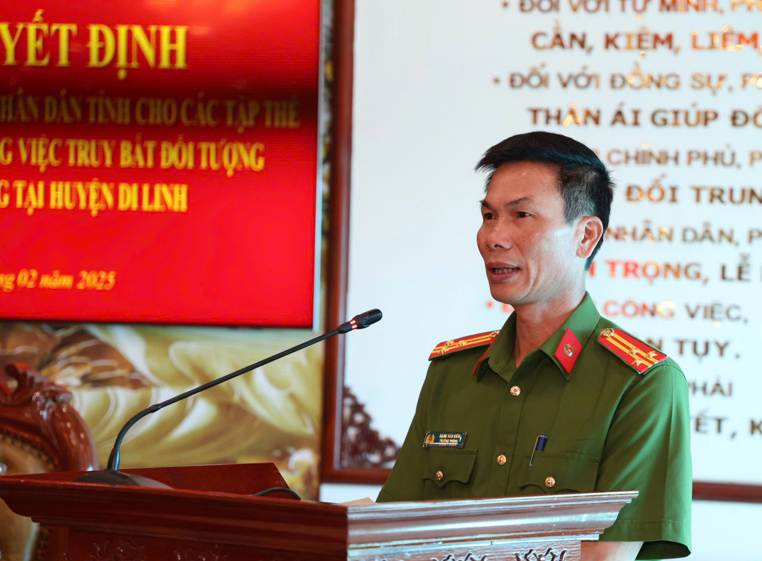 Thượng tá Đặng Văn Kiên - Trưởng Phòng Cảnh sát Hình sự Công an tỉnh, phát biểu cảm ơn sự quan tâm, động viên của lãnh đạo tỉnh