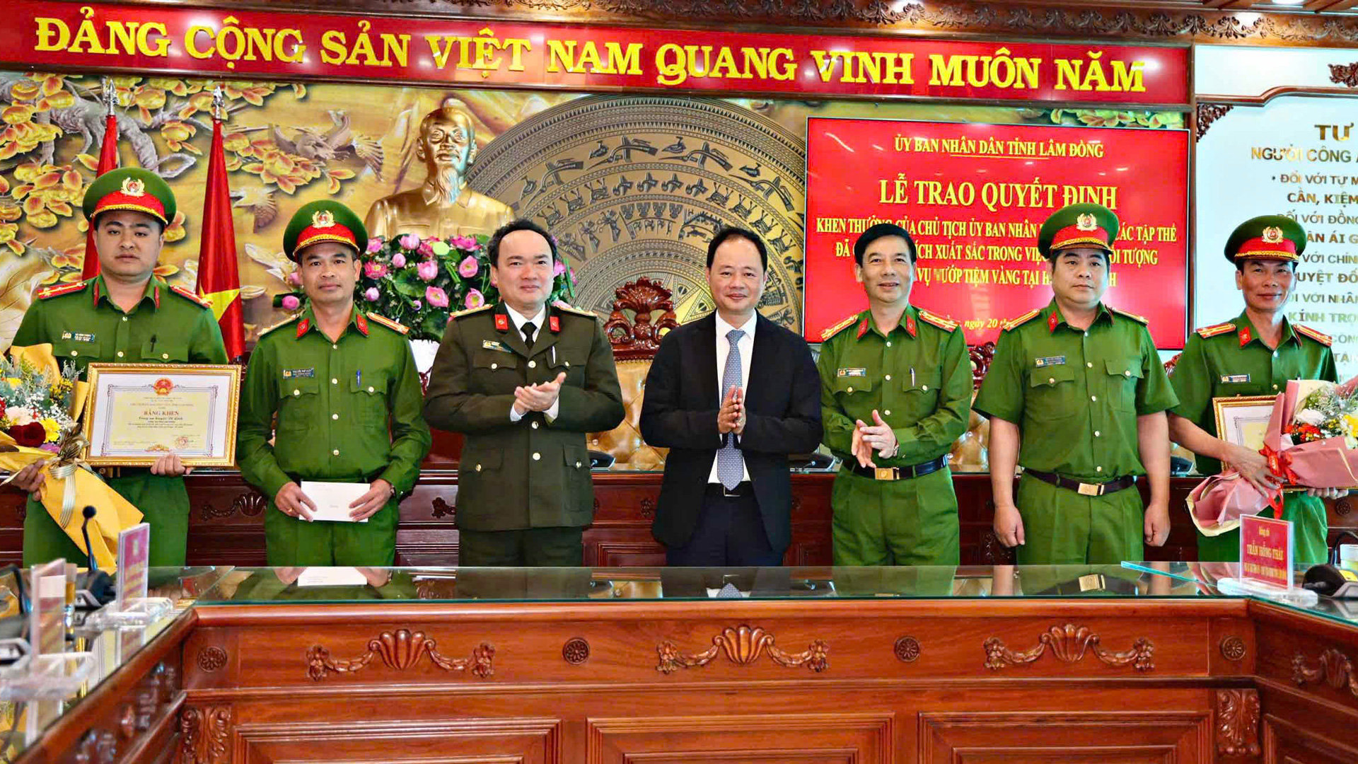 Chủ tịch UBND tỉnh Trần Hồng Thái và Đại tá Trương Minh Đương - Giám đốc Công an tỉnh; Đại tá Đinh Xuân Huy - Phó Giám đốc Công an tỉnh biểu dương, khen thưởng các tập thể có thành tích xuất sắc trong việc phá vụ án cướp tiệm vàng ở huyện Di Linh