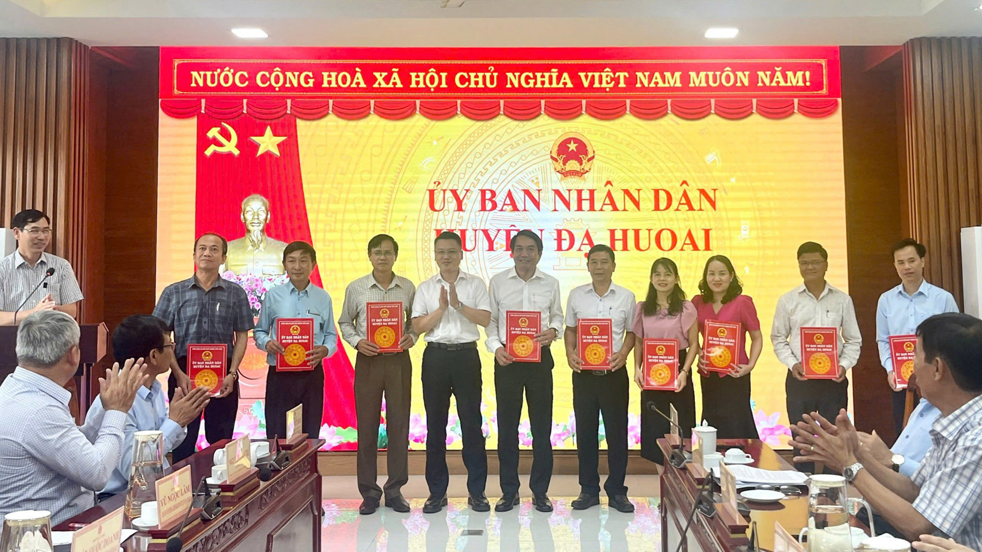 Đồng chí Nguyễn Tiến Dũng - Chủ tịch UBND huyện trao quyết định bổ nhiệm công chức lãnh đạo, quản lý Phòng Nội vụ
