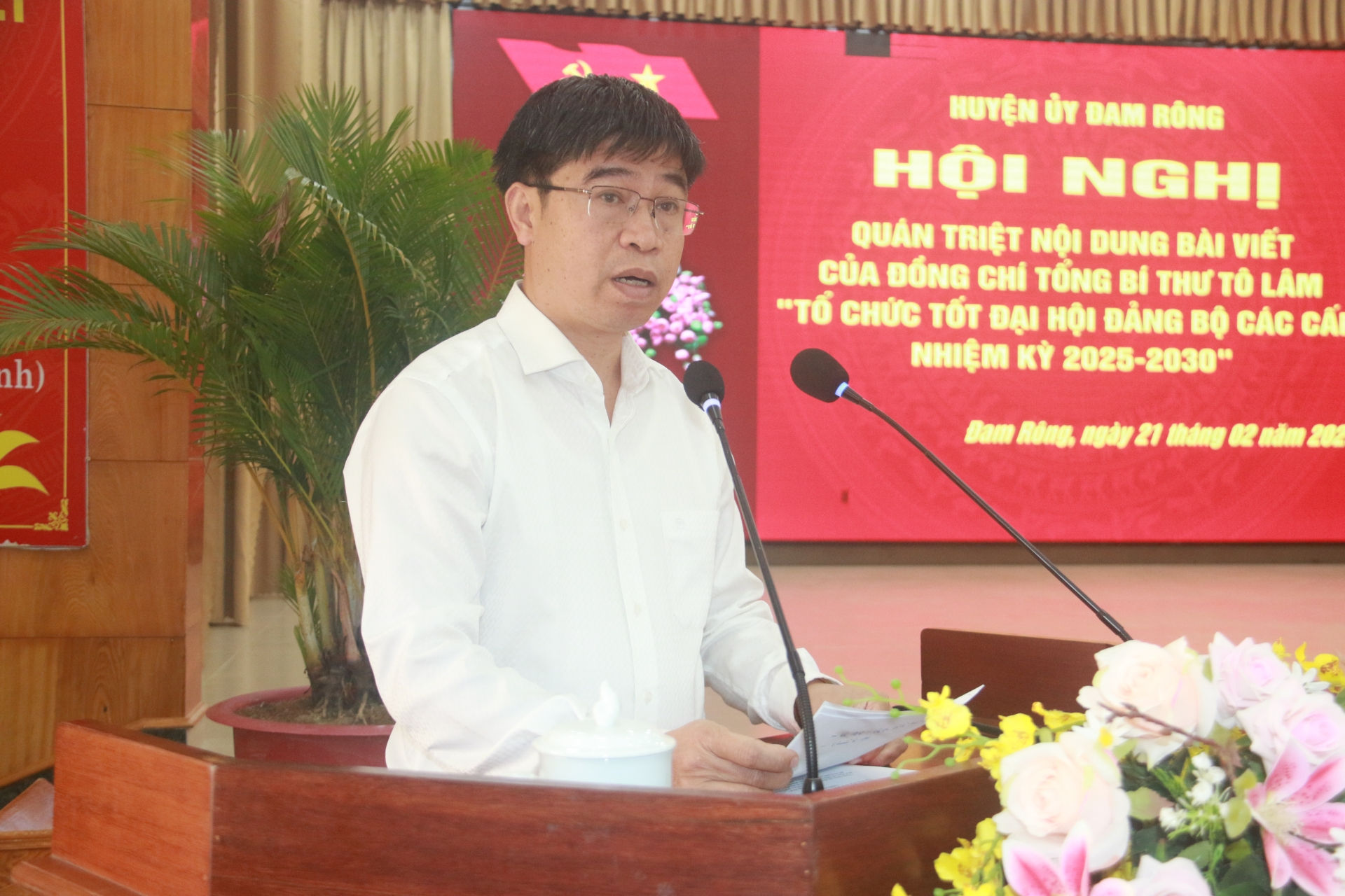 Đồng chí Nguyễn Văn Châu - Bí Thư Huyện ủy quán triệt nội dung bài viết của đồng chí Tổng Bí thư Tô Lâm