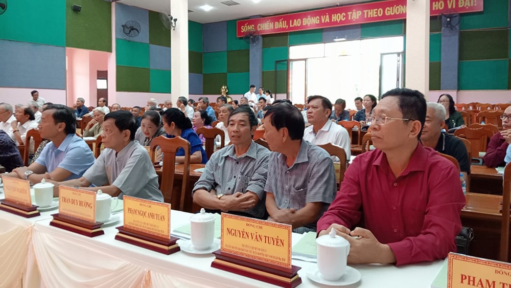 Các đồng chí nguyên lãnh đạo huyện Đạ Huoai tham gia hội nghị lấy ý kiến, góp ý đối với các văn kiện Đại hội Đảng