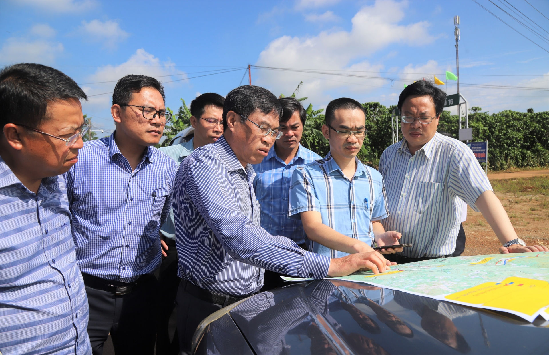 Phó Chủ tịch UBND tỉnh Lâm Đồng Võ Ngọc Hiệp cùng lãnh đạo các sở, ngành tỉnh Lâm Đồng kiểm tra hướng tuyến cao tốc Tân Phú - Bảo Lộc, đoạn qua TP Bảo Lộc (ảnh chụp vào tháng 6/2024)