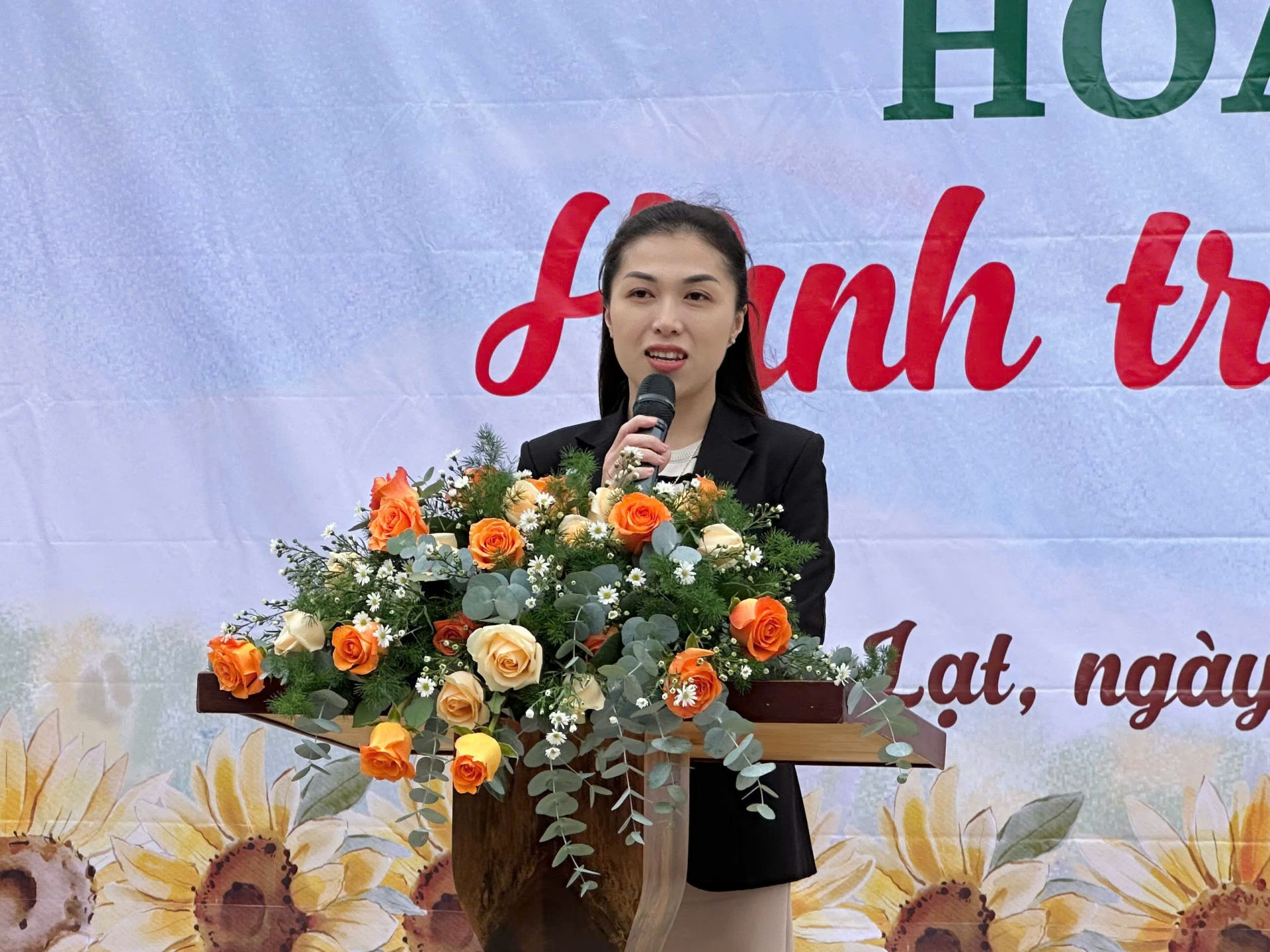 Chị Trần Diệp Mỹ Dung - Phó Bí thư Tỉnh Đoàn, Chủ tịch Hội đồng Đội tỉnh phát biểu tại chương trình