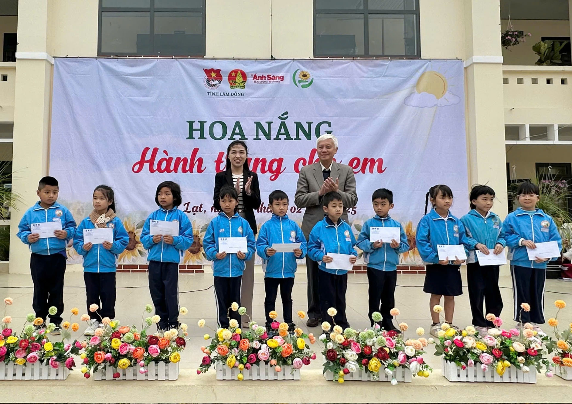 Ban tổ chức trao học bổng Hoa nắng cho các em học sinh vượt khó học giỏi Trường Tiểu học Xuân Thọ