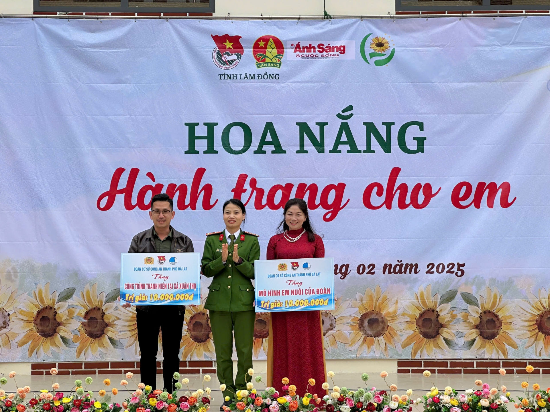 Đoàn cơ sở Công an thành phố Đà Lạt trao bảng biểu trưng mô hình Em nuôi của Đoàn và công trình thanh niên cho Đoàn xã Xuân Thọ