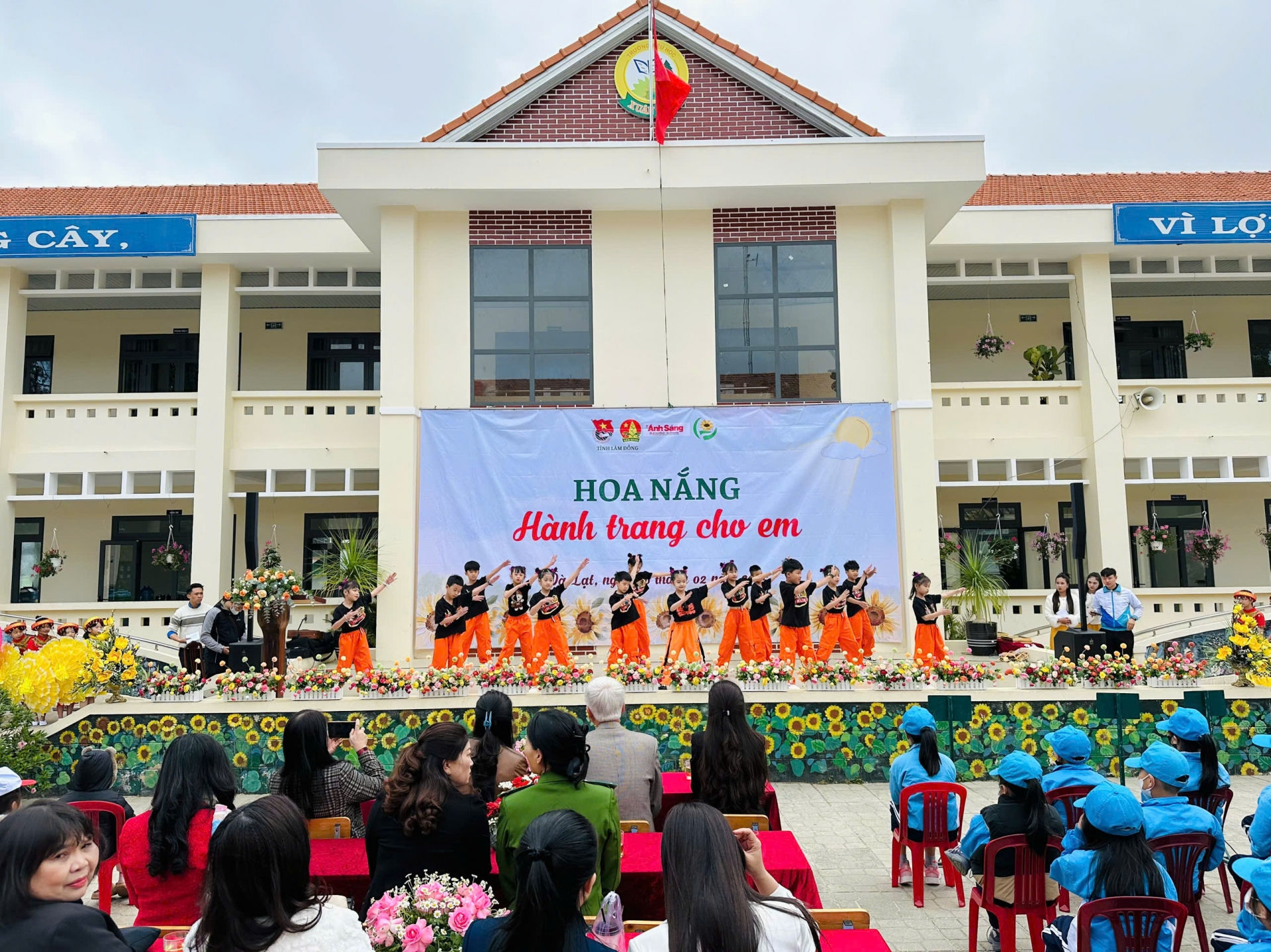 Các em học sinh Trường Tiểu học Xuân Thọ được thưởng thức các tiết mục văn nghệ đặc sắc