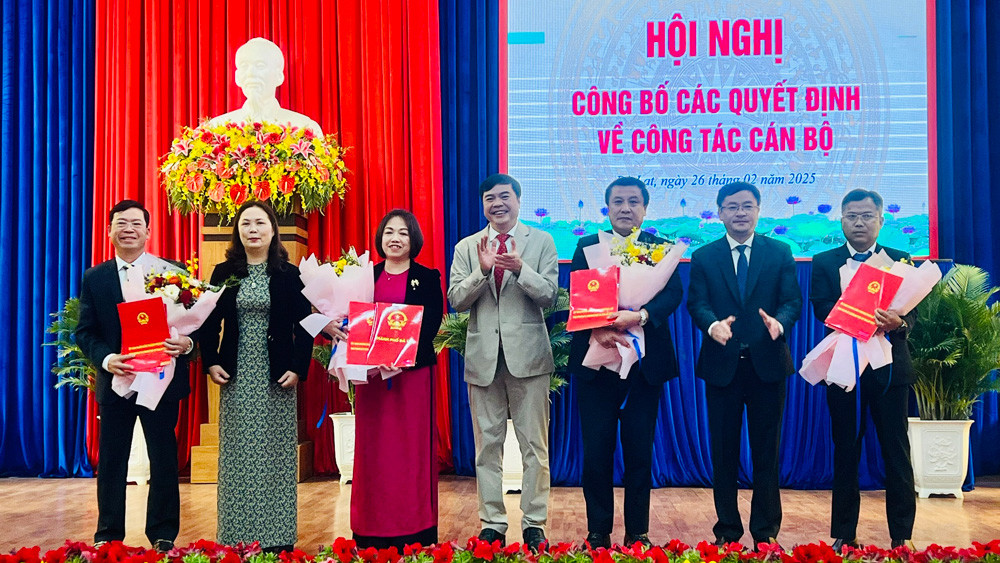 Lãnh đạo TP Đà Lạt trao quyết định điều động, bổ nhiệm các đồng chí giữ chức vụ trưởng các phòng chuyên môn trực thuộc UBND thành phố