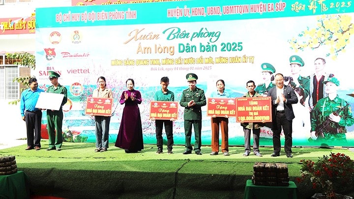 Tặng kinh phí hỗ trợ xây nhà