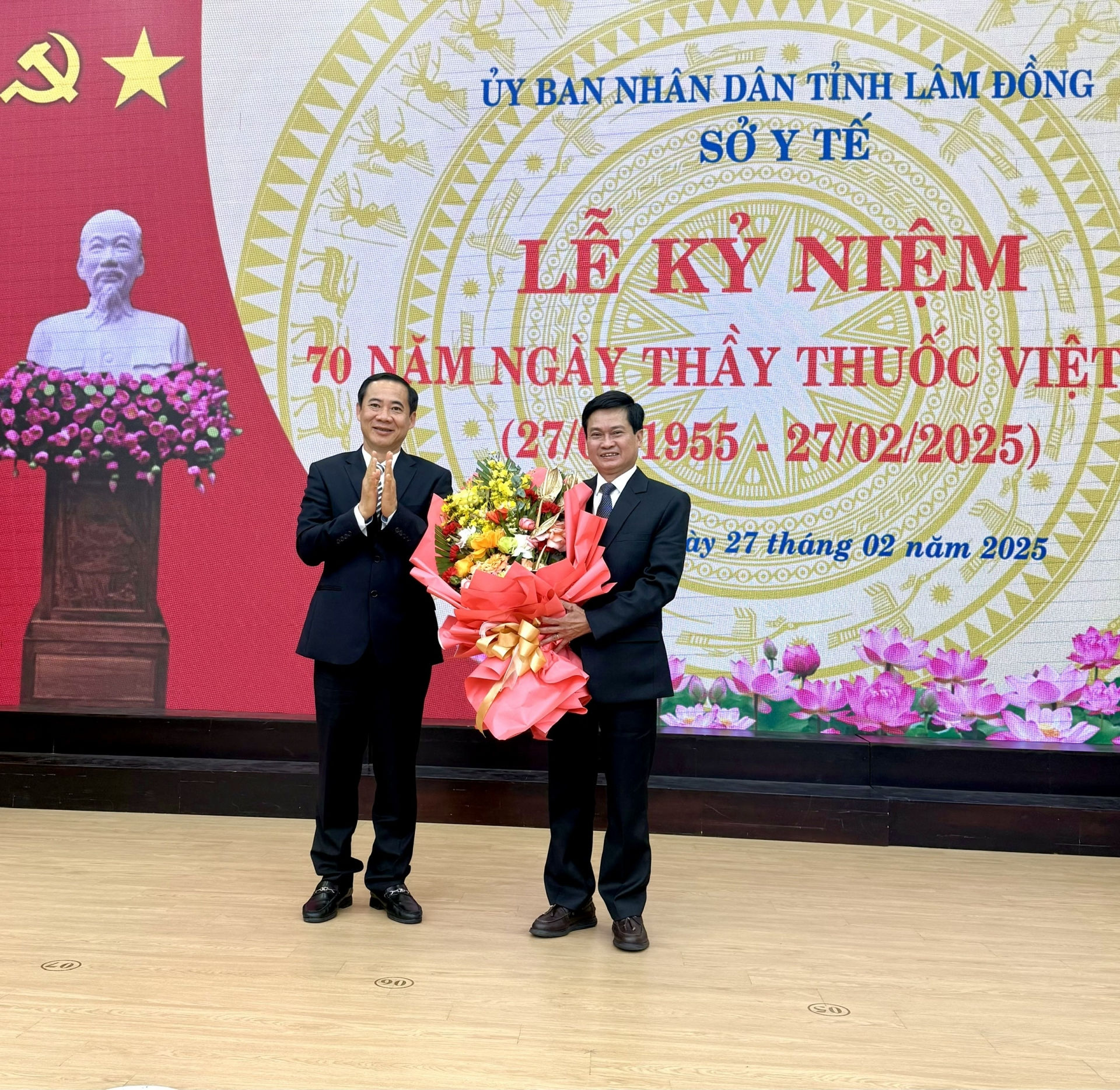 Đồng chí Nguyễn Thái Học -Quyền Bí thư Tỉnh ủy Lâm Đồng tặng hoa chúc mừng Thầy thuốc Nhân dân Nguyễn Đức Thuận -Nguyên Giám đốc Sở Y tế Lâm Đồng vừa đón nhận danh hiệu cao quý do Bộ Y tế trao tặng