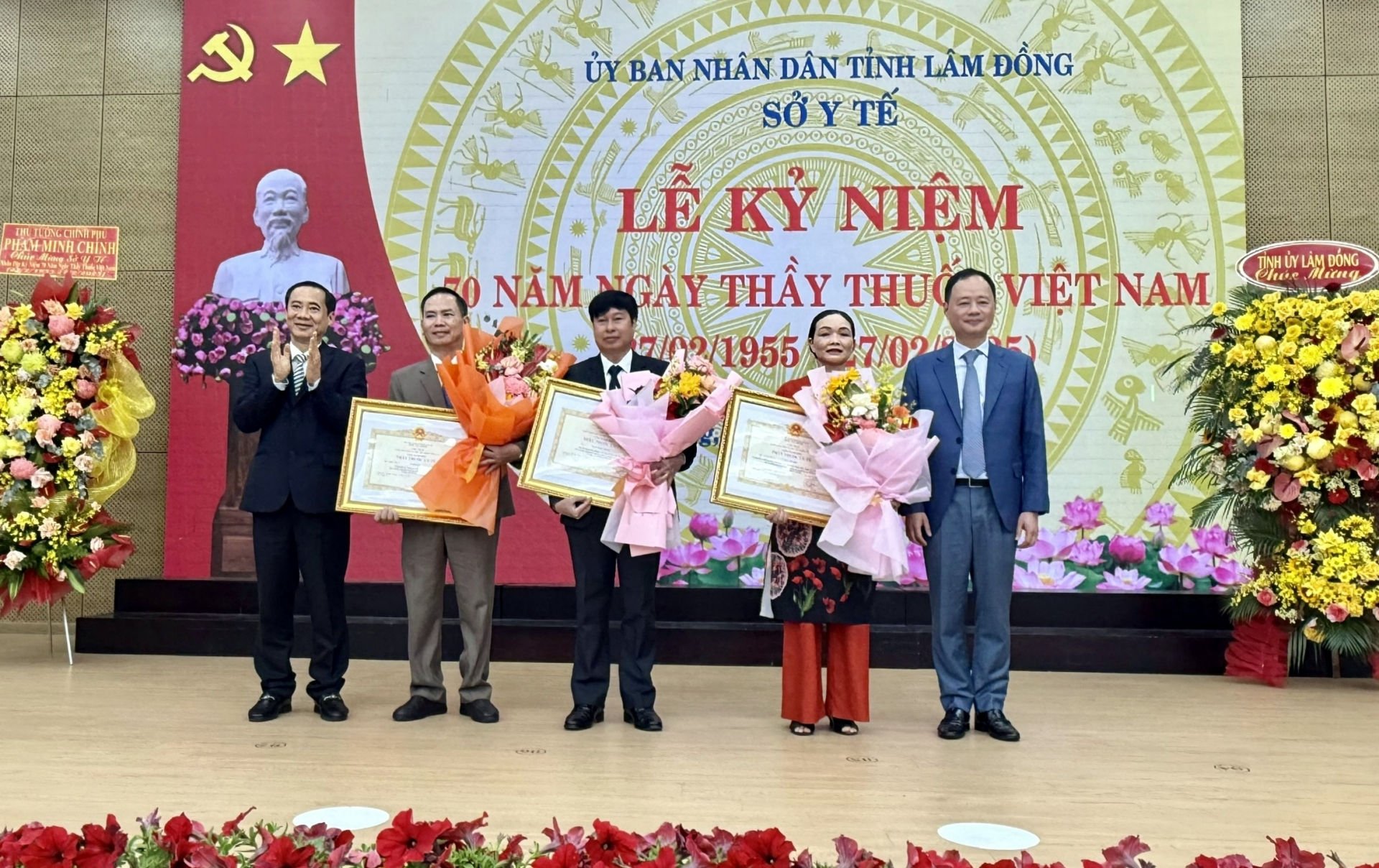 Đồng chí Quyền Bí thư Tỉnh ủy Nguyễn Thái học và Chủ tịch UBND tỉnh Trần Hồng Thái trao tặng danh hiệu Thầy thuốc Ưu tú cho 3 cá nhân thuộc ngành Y tế Lâm Đồng 