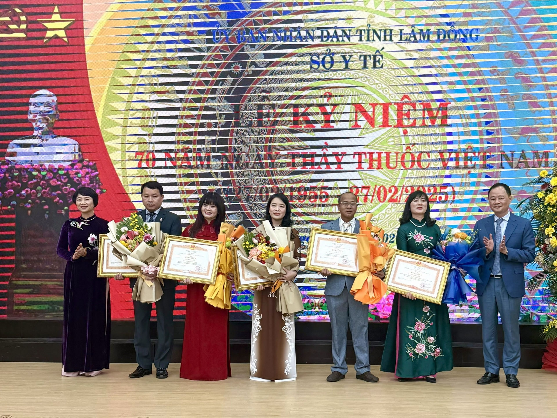 Đồng chí Phạm Thị Phúc -Phó Bí thư Tỉnh ủy -Chủ tịch HĐND tỉnh và Chủ tịch UBND tỉnh Trần Hồng Thái trao tặng Bằng khen của Thủ tướng Chính phủ cho 5 cá nhân xuất sắc của ngành Y tế tỉnh