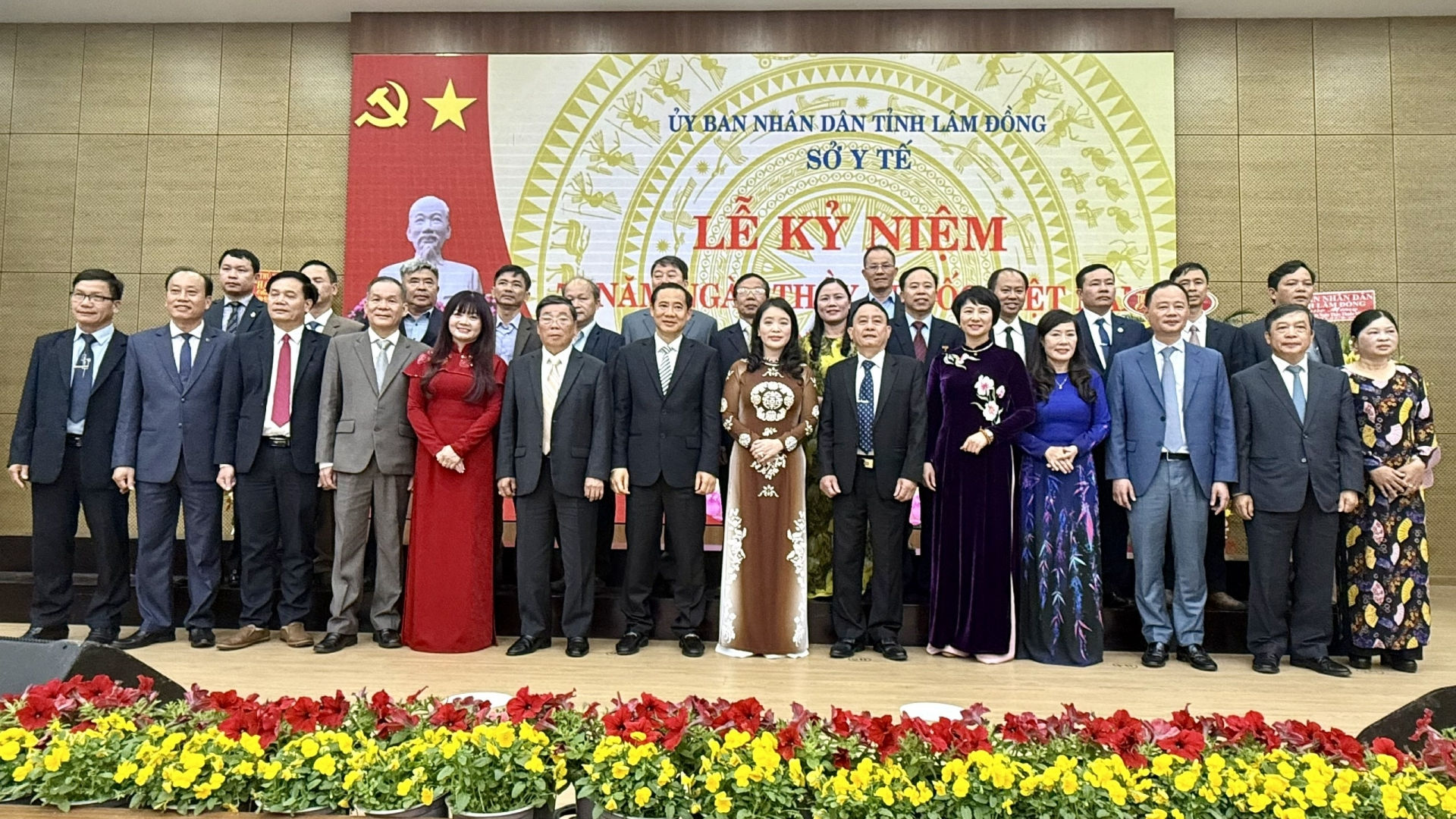 Lãnh đạo Sở Y tế và các đơn vị trực thuộc chụp ảnh lưu niệm với  các đồng chí lãnh đạo tỉnh qua các thời kỳ