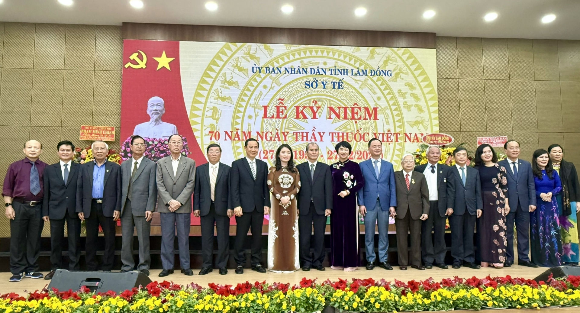 Ban Giám đốc Sở Y tế Lâm Đồng các thời kỳ chụp ảnh lưu niệm với các đồng chí lãnh đạo, nguyên lãnh đạo tỉnh Lâm Đồng