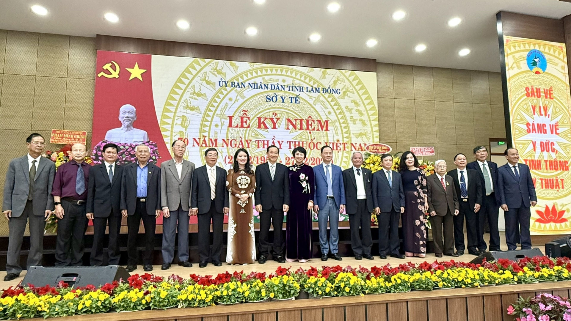 Các đồng chí lãnh đạo tỉnh qua các thời kỳ chụp hình lưu niệm với  Ban Giám đốc Sở Y tế và các Thầy thuốc Nhân dân của tỉnh Lâm Đồng