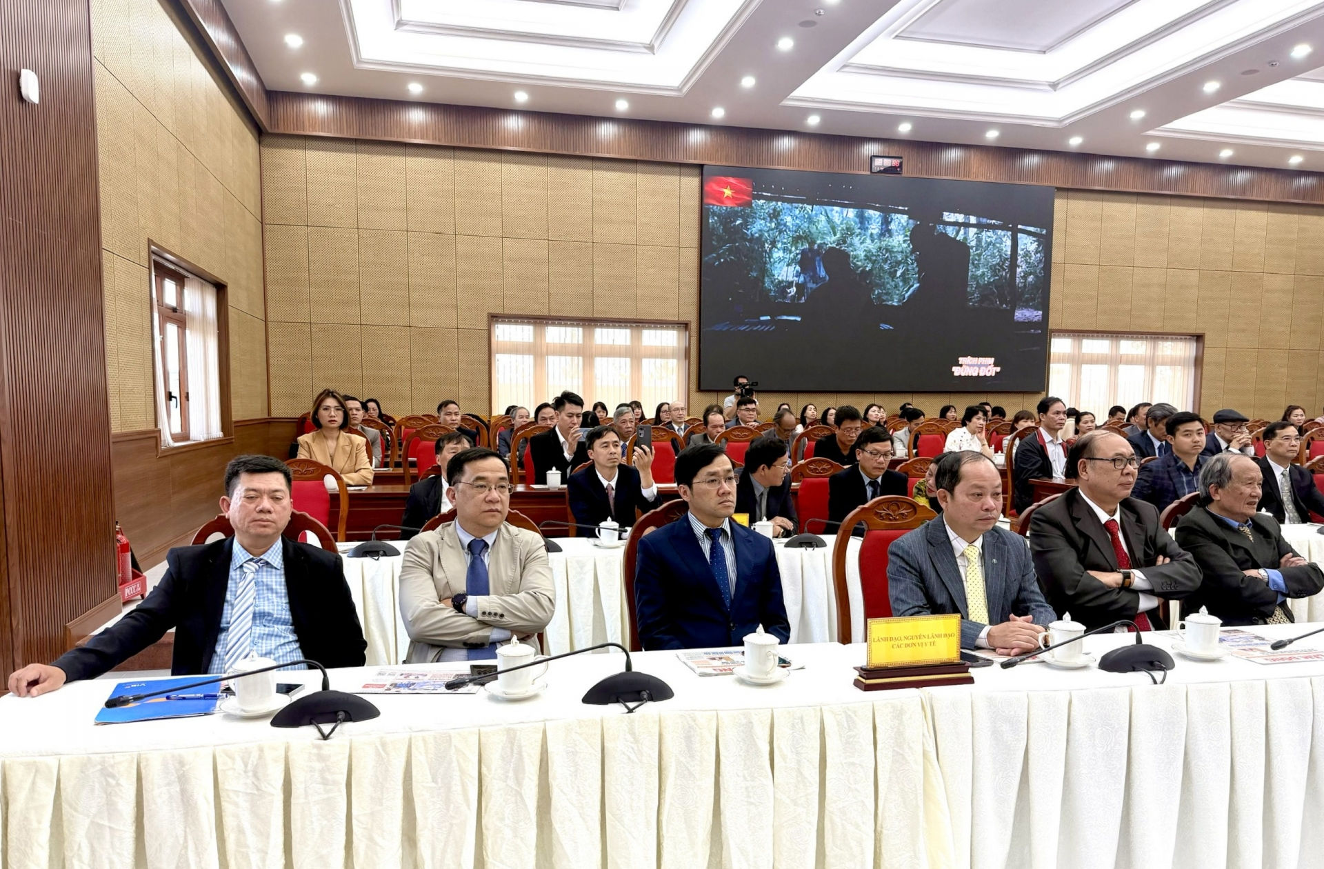 Các thế hệ thầy thuốc của Bệnh viện Đa khoa Lâm Đồng tham dự lễ kỷ niệm