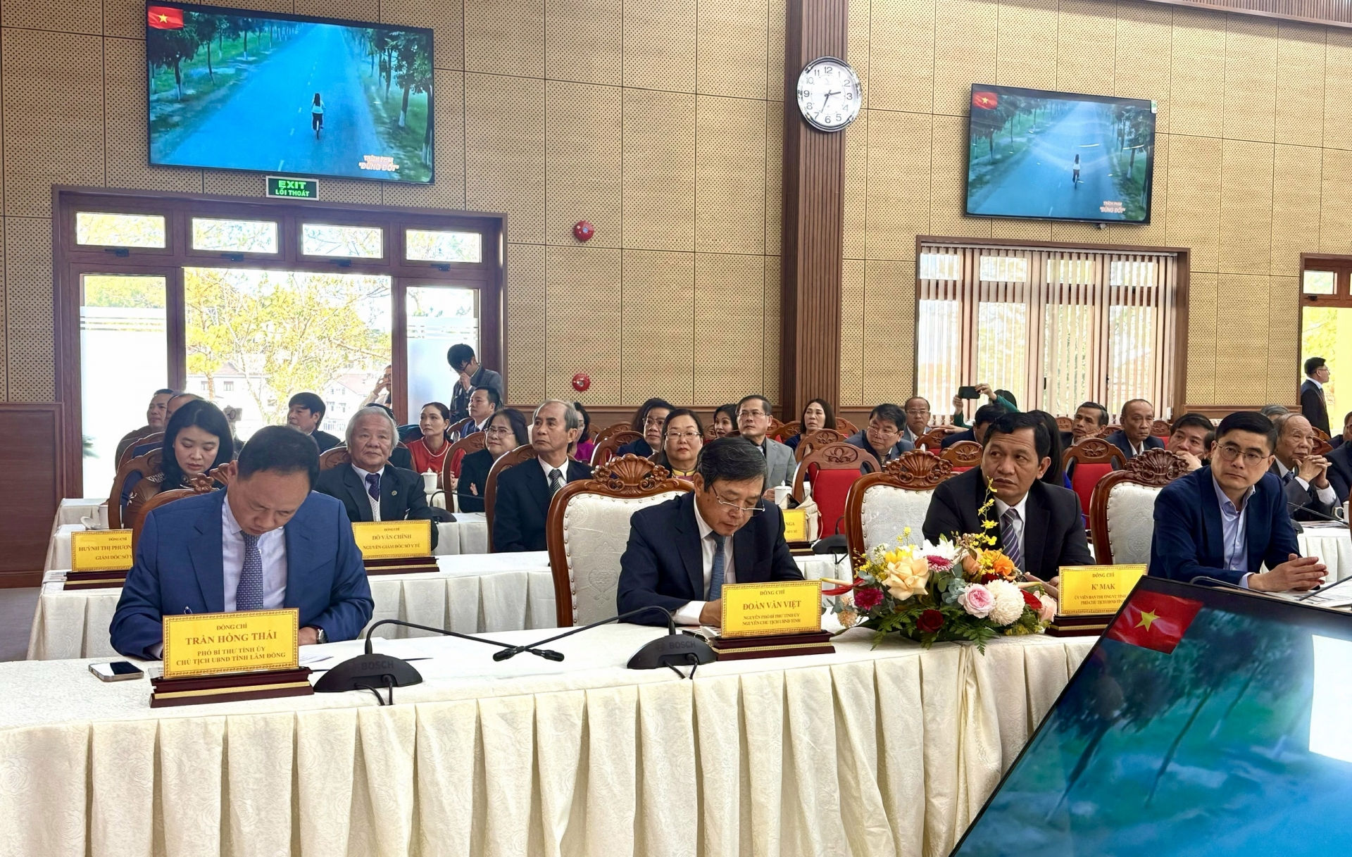 Các đồng chí lãnh đạo UBND tỉnh các thời kỳ tham dự lễ kỷ niệm