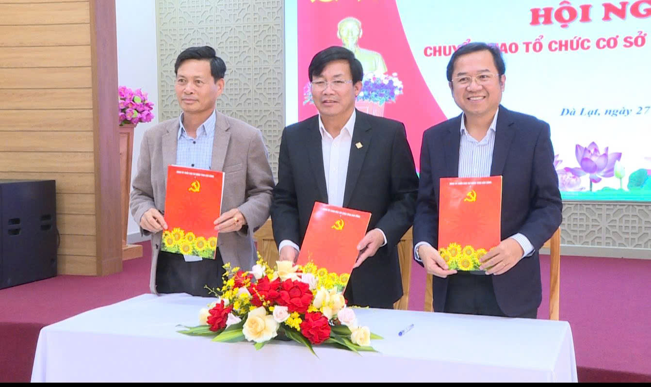 Chuyển giao tổ chức cơ sở đảng và đảng viên từ Đảng bộ Khối các cơ quan tỉnh về Đảng bộ các cơ quan Đảng tỉnh và Đảng bộ Ủy ban nhân dân tỉnh