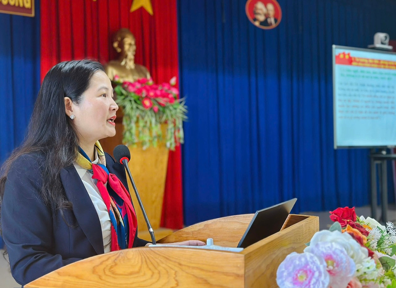 đồng chí Trần Thị Chúc Quỳnh - Bí thư Huyện ủy Lạc Dương quán triệt nội dung bài viết của đồng chí Tổng Bí thư Tô Lâm về “Tổ chức tốt đại hội đảng bộ các cấp, nhiệm kỳ 2025-2030”. 