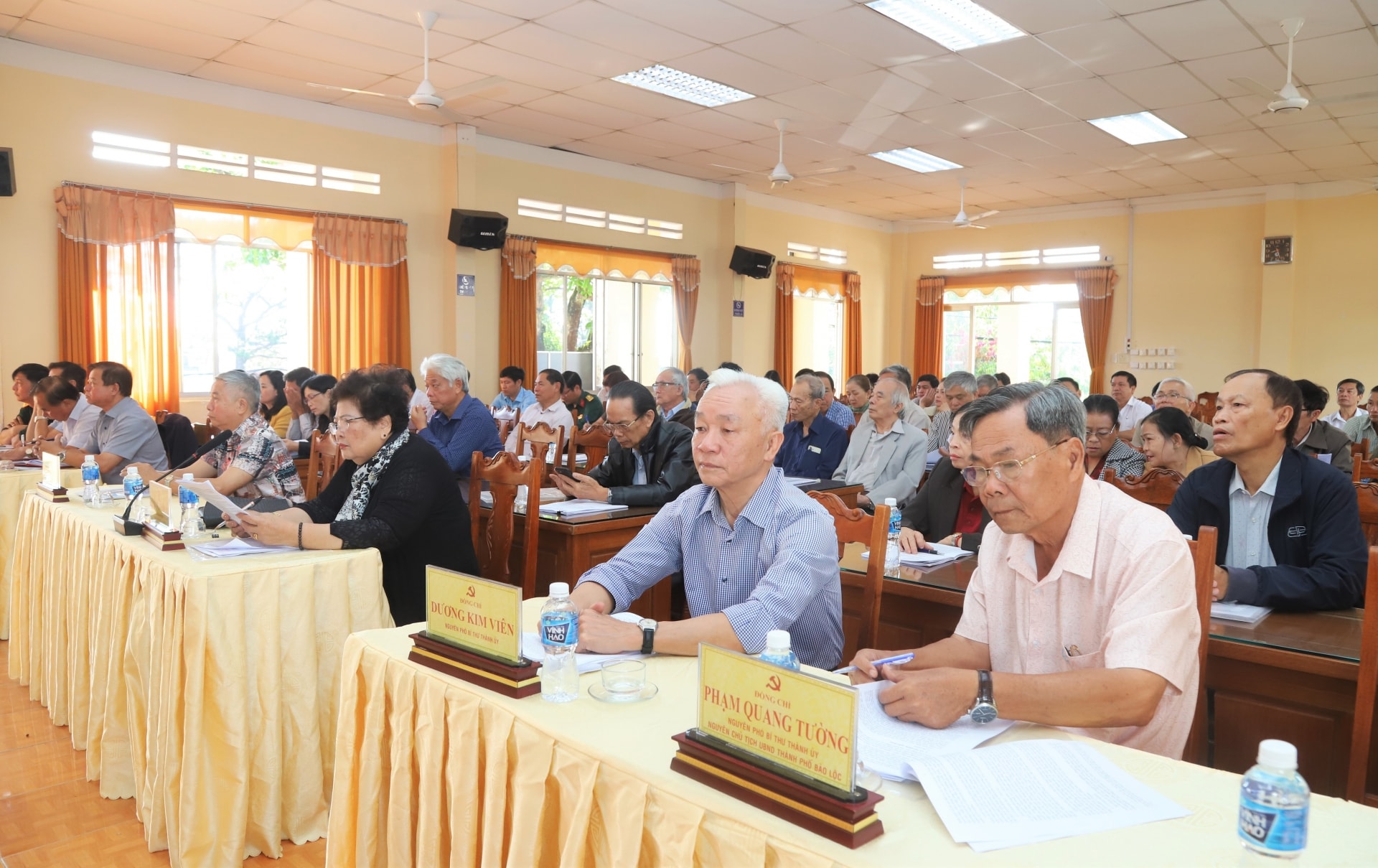 Các đồng chí nguyên lãnh đạo tỉnh Lâm Đồng và TP Bảo Lộc qua các thời kỳ dự Hội nghị