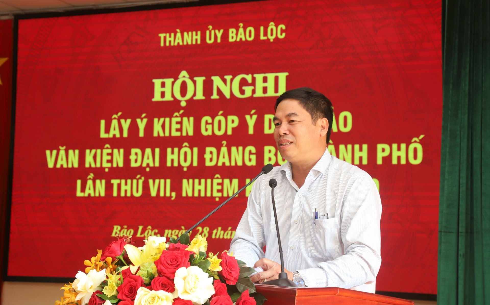Đồng chí Nghiêm Xuân Đức - Phó Bí thư Thường trực Thành ủy, Chủ tịch HĐND TP Bảo Lộc phát biểu tại Hội nghị