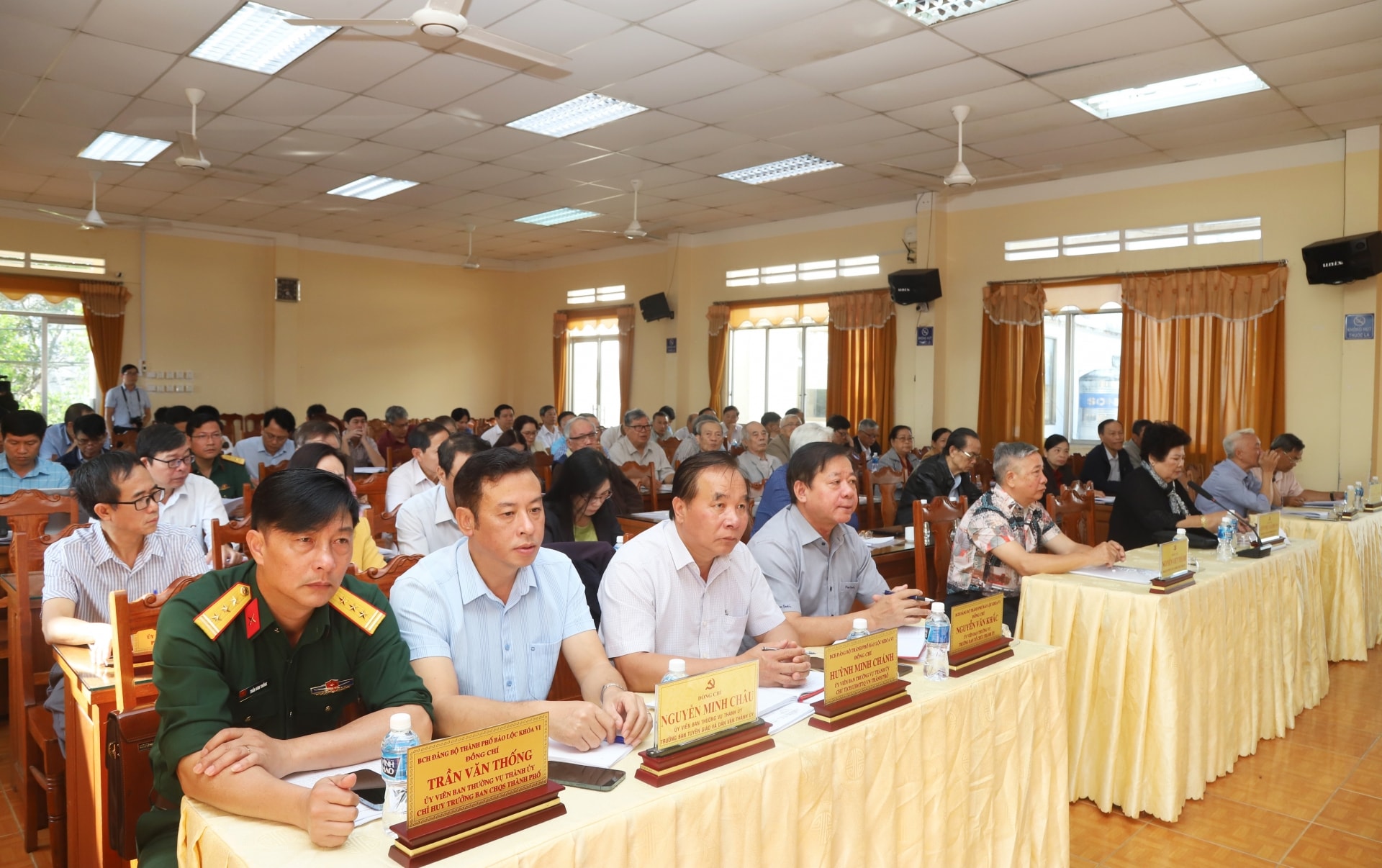 Các đại biểu dự Hội nghị góp ý dự thảo Văn kiện Đại hội Đại biểu Đảng bộ TP Bảo Lộc lần thứ VII, nhiệm kỳ 2025 - 2030
