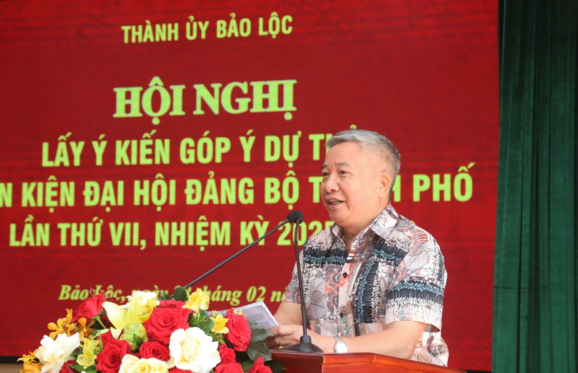 Đồng chí Nguyễn Viết Thành - Nguyên Phó Bí thư Thành ủy Bảo Lộc đóng góp ý kiến tại Hội nghị