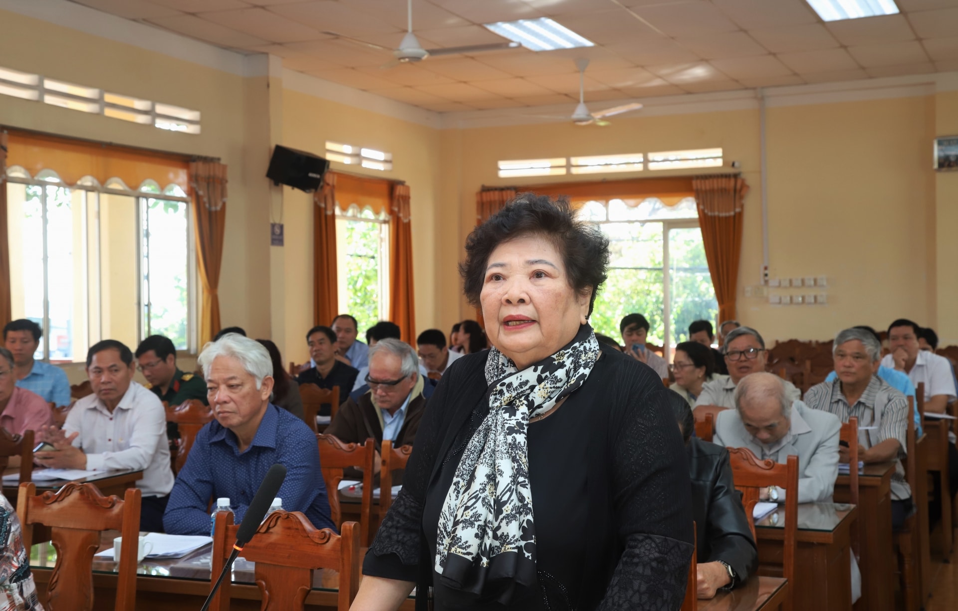 Đồng chí Lưu Thị Thanh An - Nguyên Bí thư Thị ủy Bảo Lộc đóng góp ý kiến tại Hội nghị