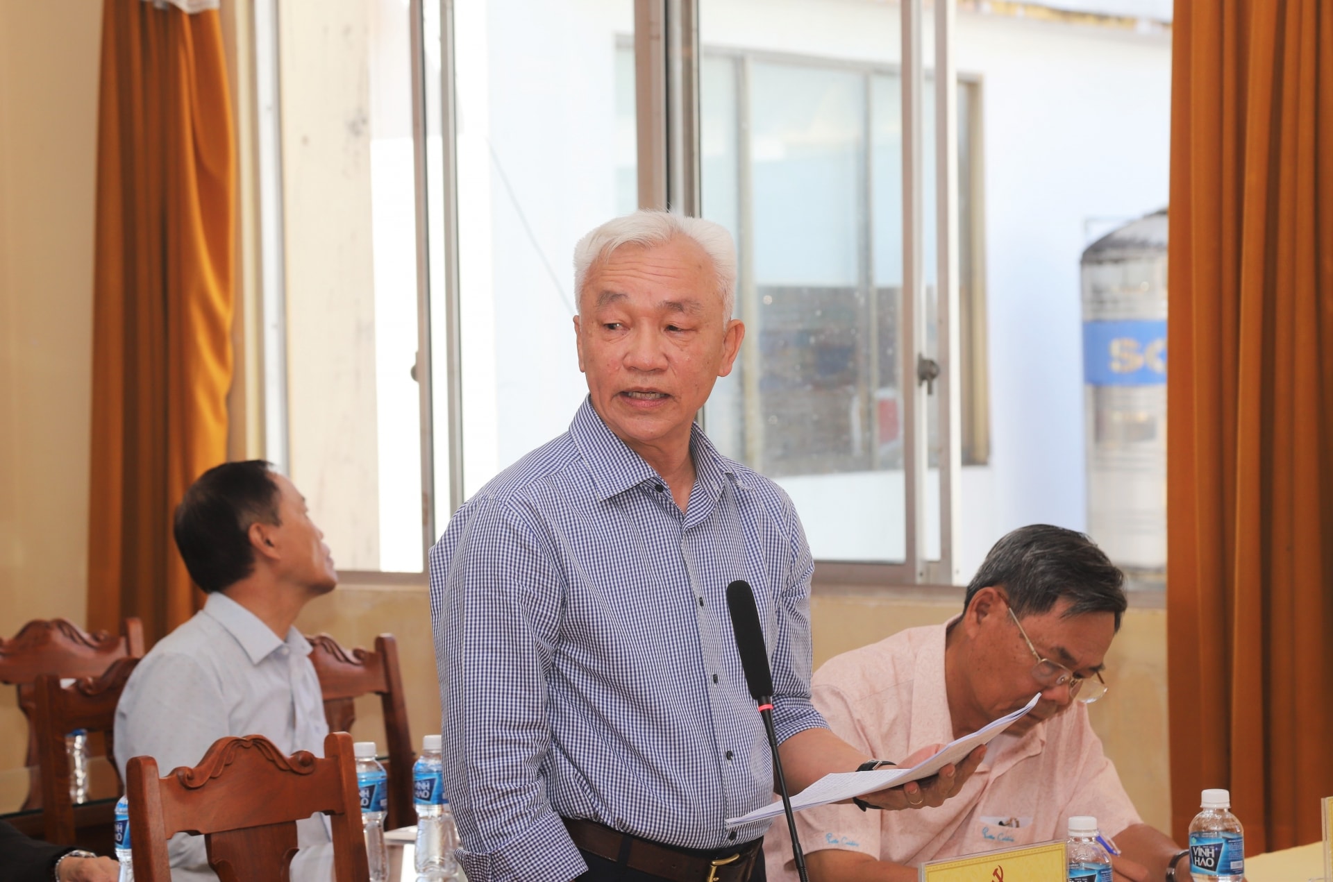 Đồng chí Dương Kim Viên - Nguyên Phó Bí thư Thường trực Thành ủy Bảo Lộc đóng góp ý kiến tại Hội nghị