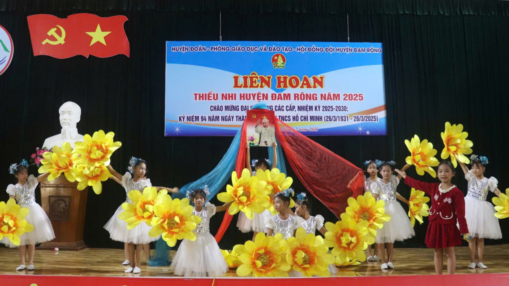 Các em thiếu nhi biểu diễn văn nghệ tại Liên hoan